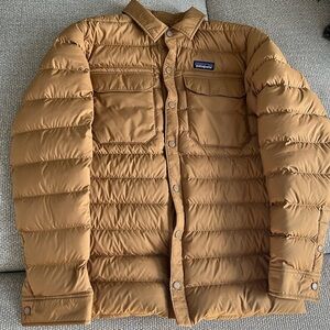 Patagonia Men's Silent Down Shirt Jacket size medium in tan
